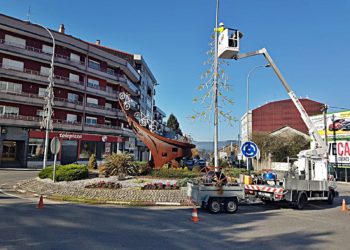 Ponteareas instala la iluminación de Nadal «para contribuir a la actividad comercial en la villa»