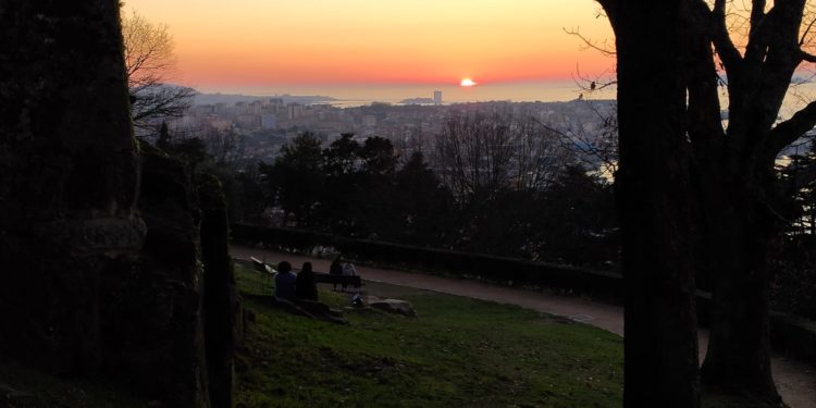 Vigo disfruta del buen tiempo y llena O Castro y las playas