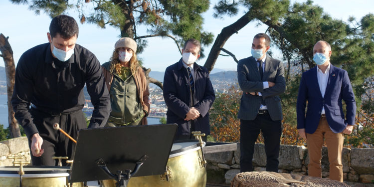 La muralla de O Castro estrena su renovación al ritmo de timbales históricos