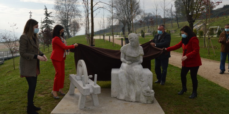 O Pazo de Mos homenaxea ás costureiras cunha escultura obra da Escola de Cantería