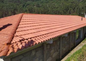 Oia renova a cuberta das Escolas de Loureza