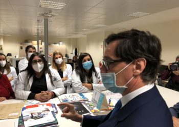 Persoal investigador forza unha reunión en Vigo con Salvador Illa para denunciar a súa “precariedade”