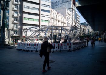 Arranca el montaje de la gran bola de Navidad en Vigo