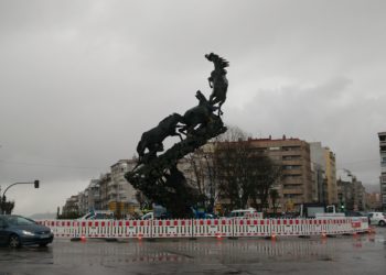 El Concello de Vigo refuerza la escultura de la Praza de España tras detectar “patologías menores”