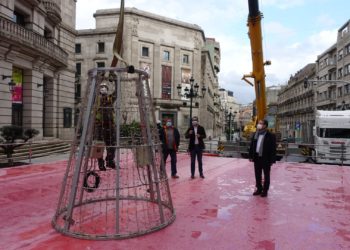 El Concello de Vigo inicia el montaje del árbol de Nadal: «Es la ilusión de los niños»