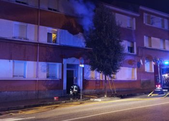 Siete personas, entre ellas dos policías, afectadas por un incendio en una vivienda de Vigo