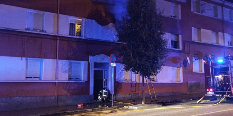 Siete personas, entre ellas dos policías, afectadas por un incendio en una vivienda de Vigo