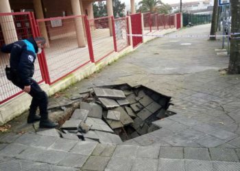 Precintan la acera junto a la Escuela Oficial de Idiomas por la aparición de un socavón