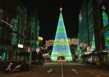Así brilla el Nadal en Vigo, sin multitudes y con toque de queda