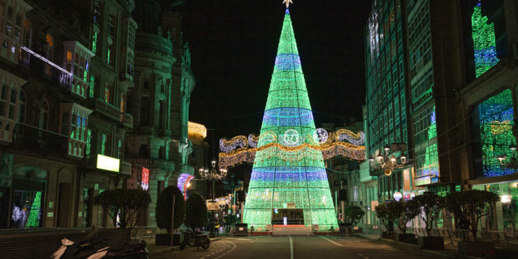 Así brilla el Nadal en Vigo, sin multitudes y con toque de queda