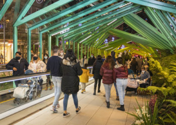 Vigo llena la nueva Gran Vía: paseos en las rampas y protestas en la calzada