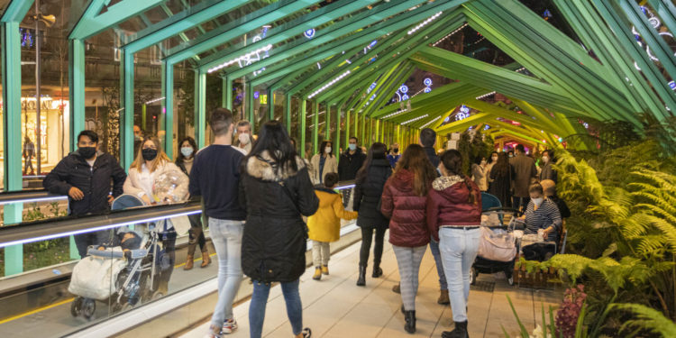 Vigo llena la nueva Gran Vía: paseos en las rampas y protestas en la calzada