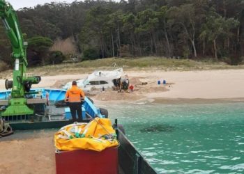 Operativo en el Parque Nacional para rescatar de una playa de Cíes un barco varado por el temporal
