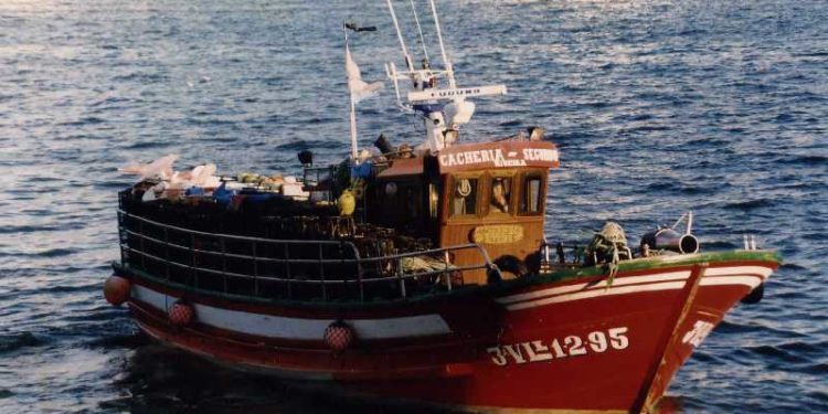 El hundimiento del ‘Cacheiras’ en Aldán provoca un vertido de gasóleo y obliga a cerrar las bateas