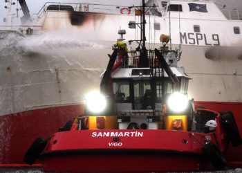 El «Baffin Bay» sucumbe al fuego y se hunde en Bouzas