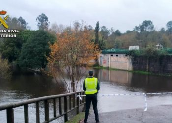 Rescatados de sus casas en Ponteareas al inundarse por el desbordamiento del  río Tea