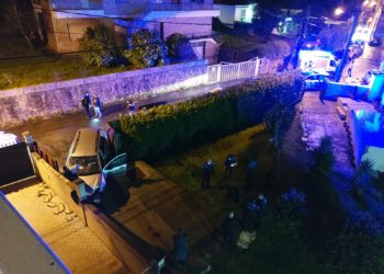 Un vigués se enfrenta a la policía tras chocar contra tres vehículos y el portal de una vivienda