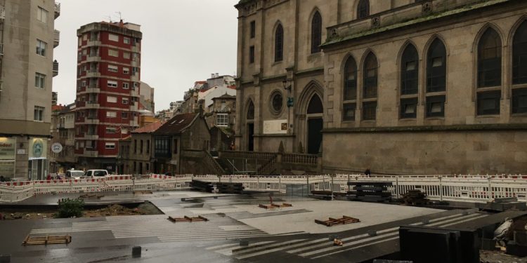 El Concello tala los últimos cedros de Ronda de don Bosco «por riesgo de caída» y afirma que plantará liquidámbar de 12 metros