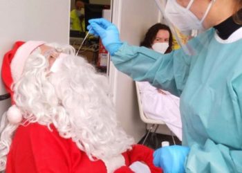 Papá Noel pasa su PCR en el Covid Auto del Cunqueiro