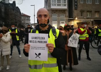 Hosteleros de Vigo marchan por el centro de la ciudad: «Las ayudas no llegan, aunque lo digan los titulares»