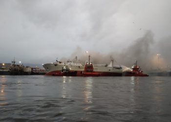 La noche cae sobre el ‘Baffin Bay’, que avanza hacia su hundimiento en el muelle de Bouzas