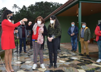 Rosa e a súa familia volven a casa grazas á marea solidaria que rehabilitou a súa vivenda incendiada