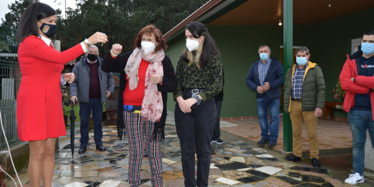 Rosa e a súa familia volven a casa grazas á marea solidaria que rehabilitou a súa vivenda incendiada