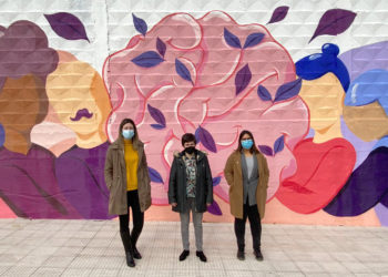 A entrada ao Rosal tínguese de cor para ‘revolucionar mentes’ coa intervención artística de Tamara Baz