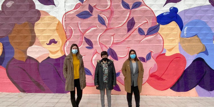 A entrada ao Rosal tínguese de cor para ‘revolucionar mentes’ coa intervención artística de Tamara Baz