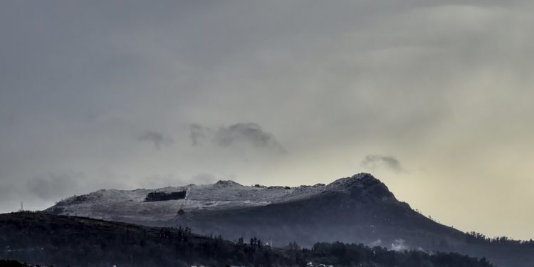 La nieve engalana el Galiñeiro y llega hasta el campus vigués