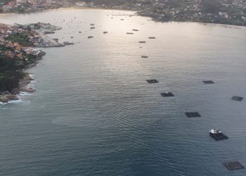 Rescatan a tres marineros tras hundirse su barco en Cangas