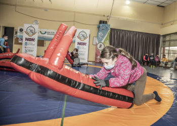 Los escolares de Ponteareas descubren el ‘Wrestling Dummie’, una actividad pionera para tiempos de pandemia