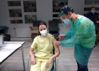 El área sanitaria de Vigo iniciará la vacunación con 54 internos y empleados de la residencia Santa Ana de Ponteareas