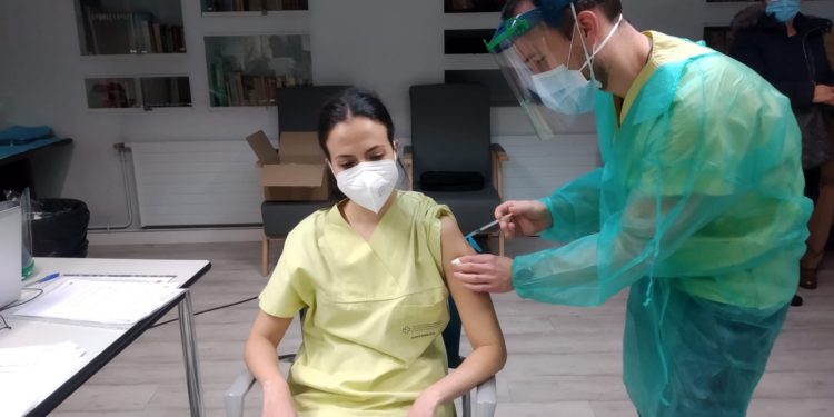 El área sanitaria de Vigo iniciará la vacunación con 54 internos y empleados de la residencia Santa Ana de Ponteareas