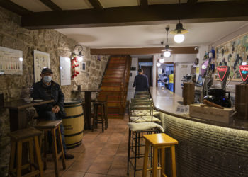 Sanidade mantiene restricciones más duras en Vigo pese a presentar mejor incidencia que A Coruña y Santiago