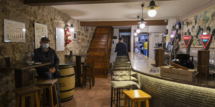 Sanidade mantiene restricciones más duras en Vigo pese a presentar mejor incidencia que A Coruña y Santiago