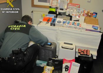 Detenidos en Salvaterra un repartidor por sustraer paquetes y la restauradora que los revendía