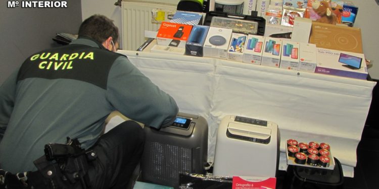 Detenidos en Salvaterra un repartidor por sustraer paquetes y la restauradora que los revendía