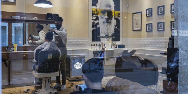 El área sanitaria de Vigo baja de los 200 contagios diarios una semana después al reducirse las PCR