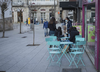 Galicia cerrará las actividades no esenciales  en concellos de más de 10.000 habitantes si la incidencia supera los 1.000 casos