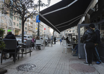 Galicia prohíbe las reuniones de personas no convivientes y cierra la hostelería durante tres semanas