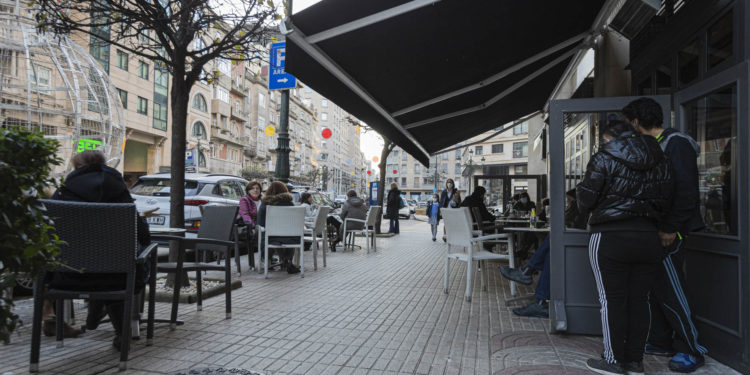 Galicia prohíbe las reuniones de personas no convivientes y cierra la hostelería durante tres semanas
