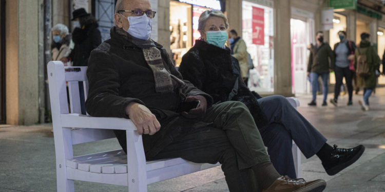 Galicia permitirá reunirse a parejas y a personas que vivan solas