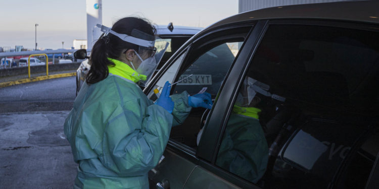 El área sanitaria de Vigo vuelve a reducir sus hospitalizados por Covid-19 pese a repuntar los contagios