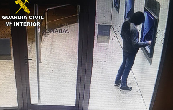 Detenido un vecino de As Neves por robar una tarjeta y retirar 5.350 euros de varios cajeros