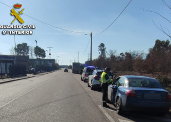 Un vigués sin carnet de conducir, sorprendido en Porriño circulando con su hijo de un año en un coche sin ITV