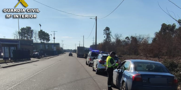 Un vigués sin carnet de conducir, sorprendido en Porriño circulando con su hijo de un año en un coche sin ITV