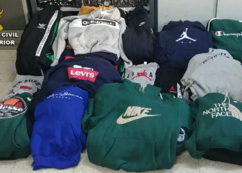 La Guardia Civil imputa a un vecino de Cangas por vender ropa falsificada en el mercadillo de Bueu