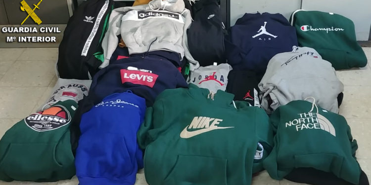 La Guardia Civil imputa a un vecino de Cangas por vender ropa falsificada en el mercadillo de Bueu