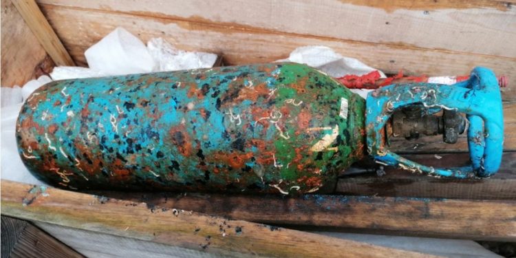 El Puerto de Vigo retira otras 30 toneladas de residuos de los fondos marinos de Bouzas